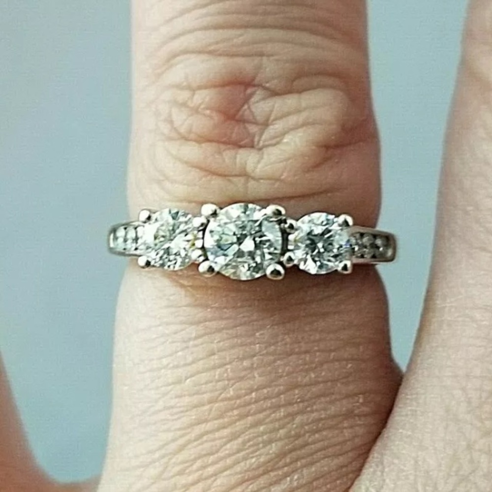 Beautiful 1 carat 14k white gold diamond ring